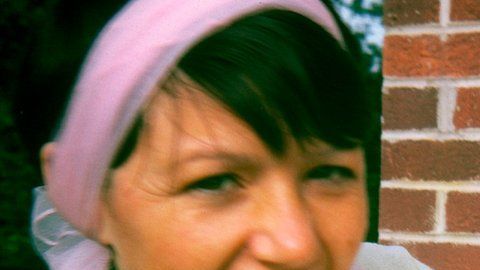 Bea Jones con Moira cuando era bebé.