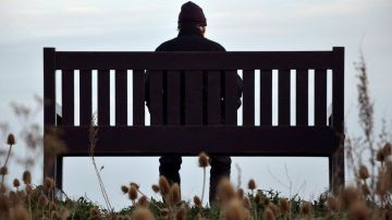 La soledad y el aislamiento son factores clave que explican por qué muchos hombres mayores de edad deciden quitarse la vida.