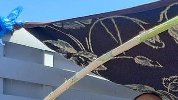 La familia Hosseini se quedó sin techo cuando el fuego destruyó su tienda en el campamento de refugiados de Moria.