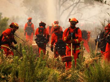 Autoridades afirman que más de 2,500 bomberos trabajan para controlar el fuego.