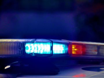 La policía fue alertada sobre un vehículo robado en la cuadra 3200 de la avenida Grand en Waukegan.