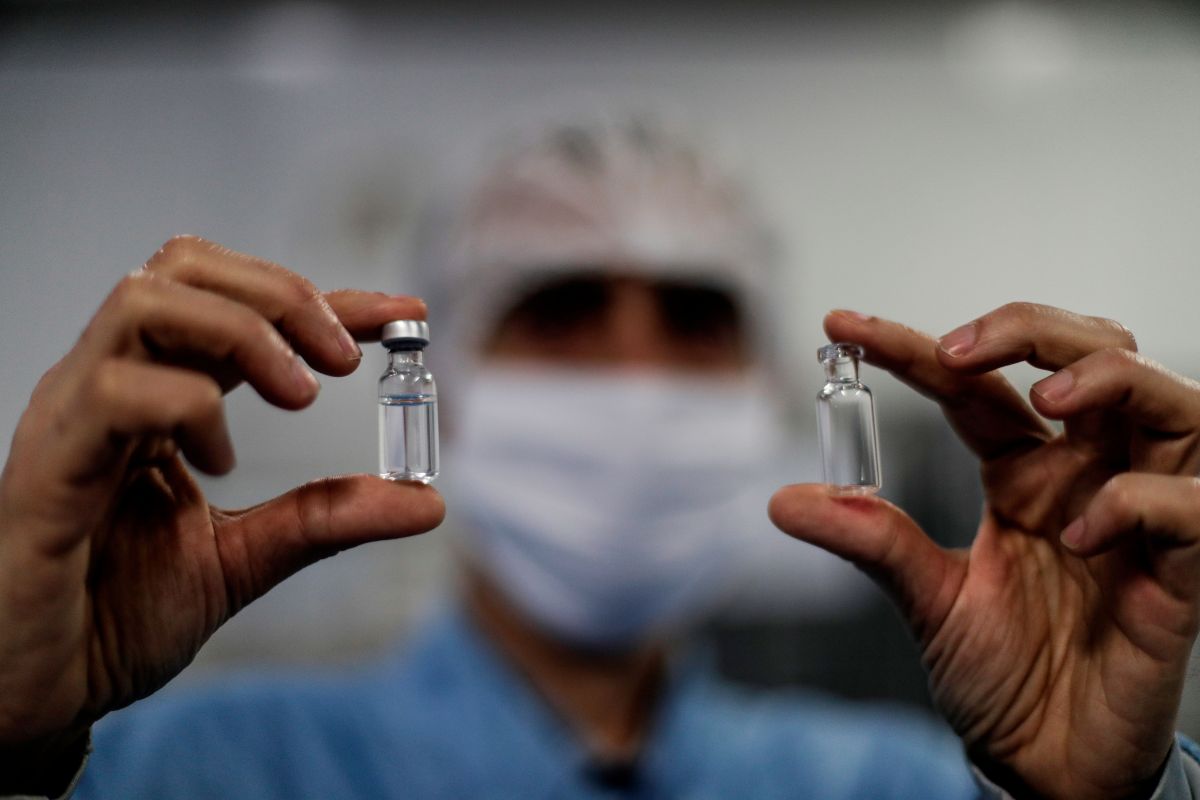 Funcionarios de Salud de Chicago recomiendan vacunarse contra el coronavirus y usar mascarilla ante la amenaza de la nueva variante Ómicron altamente transmisible