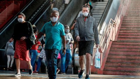 Personas con mascarillas en Brasil.