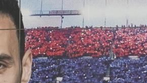 Messi en un cartel cerca de la estatua de Johan Cruyff.