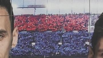 Messi en un cartel cerca de la estatua de Johan Cruyff.