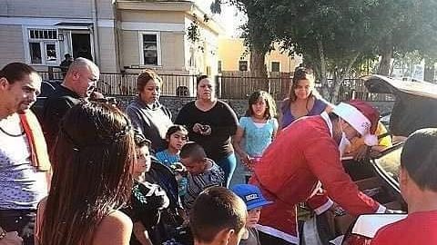 The Hood Santa entrega obsequios a los niños en Navidad.