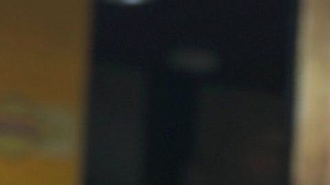 Beber suficiente agua mantiene el cuerpo hidratado y estimula al cuerpo a eliminar la grasa.