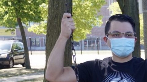 Osiris Robledo (izq.) y Beto Rosales lanzaron Herencia 312 en agosto para celebrar su cultura mexicana. (Ariel Parrella-Aureli / Block Club Chicago)