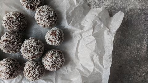 Estas bolitas de avena y cacahuate son deliciosas y muy fáciles de preparar.