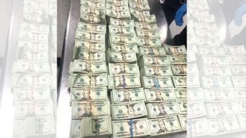 Oficiales de CBP encontraron el dinero en muebles en el aeropuerto de Miami.