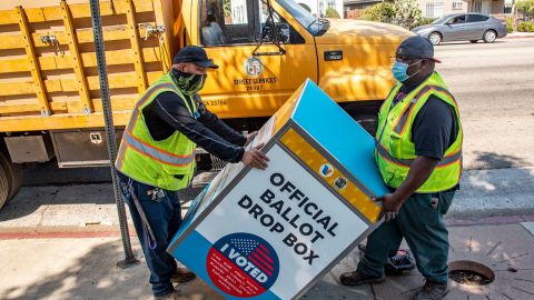 Los buzones de votación se instalan en lugares públicos en Los Ángeles.