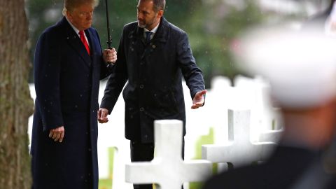 Trump no acudió a uno de los actos de conmemoración de los caídos de EE.UU. por la lluvia.