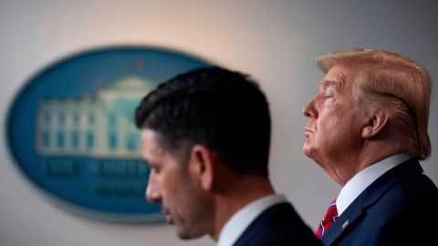 El secretario de Seguridad Nacional, Chad Wolf, y el presidente Donald Trump.