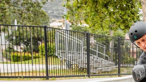 Tony Hawk haciendo una maniobra.