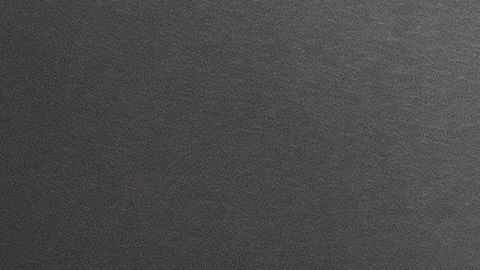 Una mujer sin hogar en una habitación de hotel del proyecto Roomkey de California.