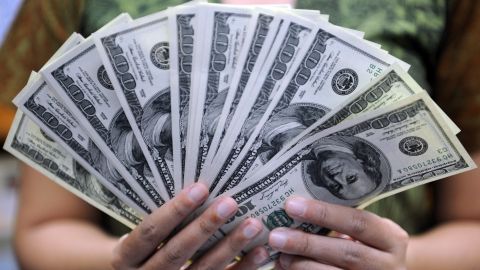 Un grupo de personas que esperaban un cheque de estímulo se llevaron una sorpresa cuando un desconocido les entregó dinero en efectivo