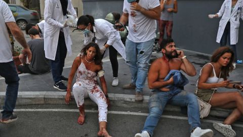 Heridos reciben tratamiento afuera de un hospital en Beirut.