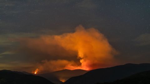 El incendio Lake afecta también a Angeles National Forest.