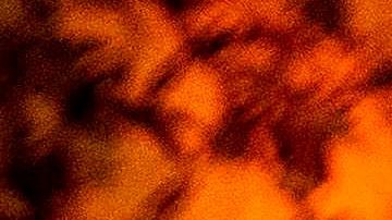 Un camión de bomberos elude las flamas del incendio Hennessey en Napa, California.