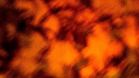 Un camión de bomberos elude las flamas del incendio Hennessey en Napa, California.