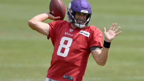 Kirk Cousins entrenando con los Vikingos de Minnesota.