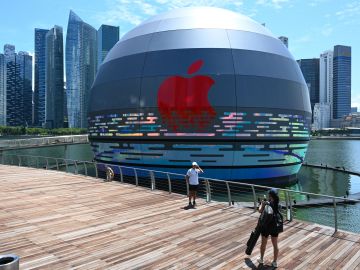 Inauguran en Singapur la primera tienda flotante de Apple