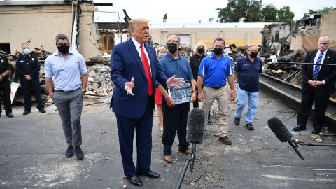 El presidente Trump recorrió la zona donde los disturbios derivaron en la destrucción de comercios.