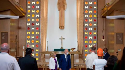 Biden y su esposa en la iglesia luterana