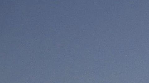 Una multitud se agolpó a las afueras del avión presidencial para escuchar a Trump.