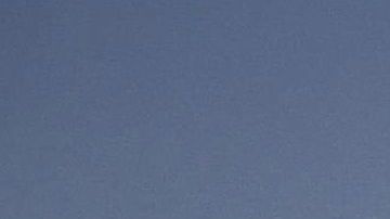 Una multitud se agolpó a las afueras del avión presidencial para escuchar a Trump.