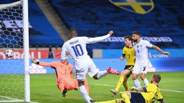Kylian Mbappé marcando el gol del triunfo con Francia.