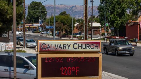 El récord anterior registrado en en Woodland Hills era de 118 grados.