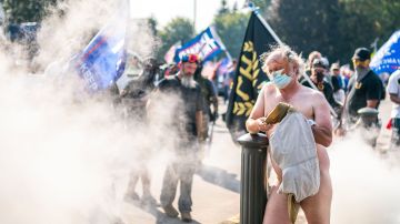 Los ultraderechistas echaron gas pimienta contra hombre desnudo.