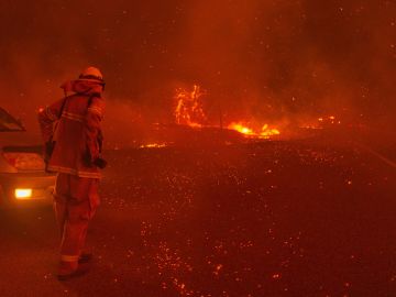Las brasas caen mientras el incendio Creek se expande el 8 de septiembre de 2020 cerca de Shaver Lake, California.