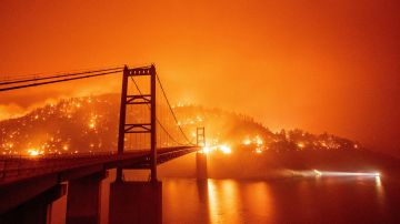 El puente Bidwell Bar rodeado por un incendio en el lago Oroville durante el incendio Bear en California.