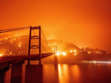 El puente Bidwell Bar rodeado por un incendio en el lago Oroville durante el incendio Bear en California.