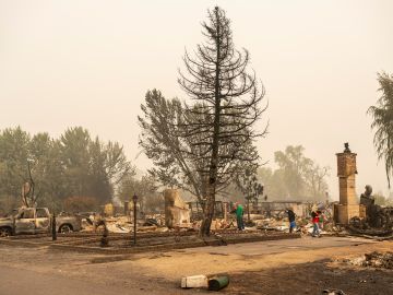 El fuego ha expulsado de sus viviendas a miles de personas.