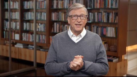 Bill Gates le hornea un pastel a Warren Buffet y le desea feliz cumpleaños 90