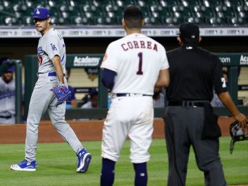 Joe Kelly de los Dodgers y Carlos Correa de los  Astros se encaran.