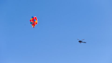 Blaine soltó los globos cuando llegó a la altura máxima y bajó en paracaídas.