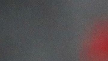 Una mujer desinfecta sus manos en el primer día de la reapertura de los centros comerciales al público en Nueva York.