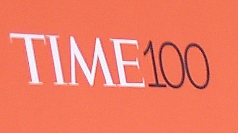 Amy Schumer cae frente a Kim y Kanye West.