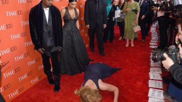 Amy Schumer cae frente a Kim y Kanye West.
