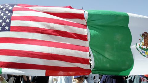 Las banderas de Estados Unidos y México.