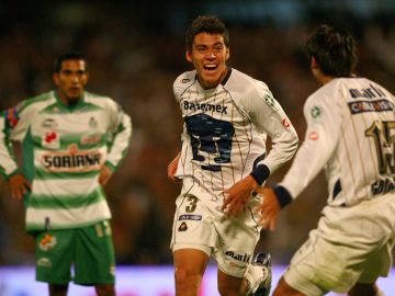 Moreno debutó en Pumas a los 18 años de edad.