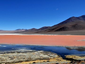 Esta laguna es famosa por su color rojizo.