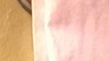 Abel Mata juega con su nieto de 2 años de edad.