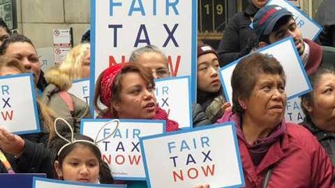 Organizadores de la Asociación de Vecinos de Logan Square promueven el llamado ‘impuesto justo’ ante votantes de Chicago. (Cortesía LSNA)