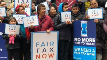 Organizadores de la Asociación de Vecinos de Logan Square promueven el llamado ‘impuesto justo’ ante votantes de Chicago. (Cortesía LSNA)