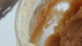 Prepara un bocadillo saludable con cucharada de mantequila de maní sobre una manzana o una rebanada de pan integral.